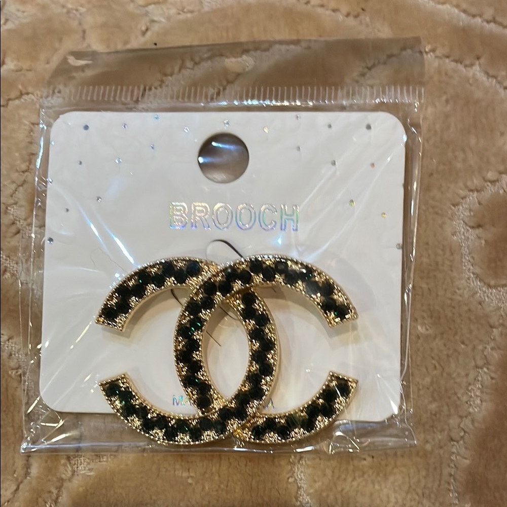 Elegant Green and Gold Brooch